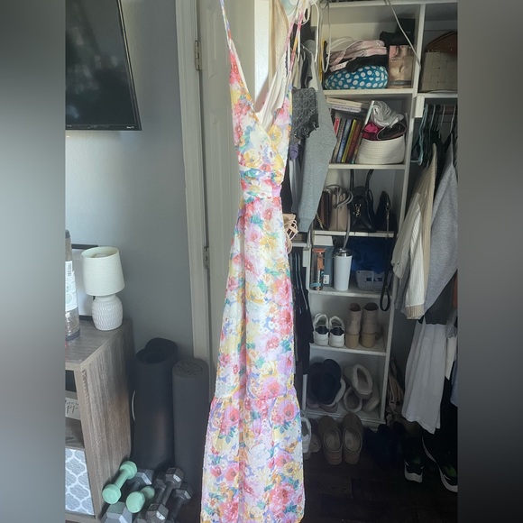 brand new floral dress from lulus with cut out back - Picture 3 of 3